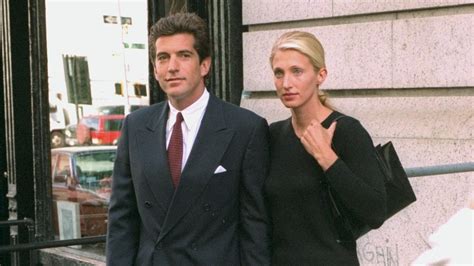 Così la borsa Prada preferita da Carolyn Bessette